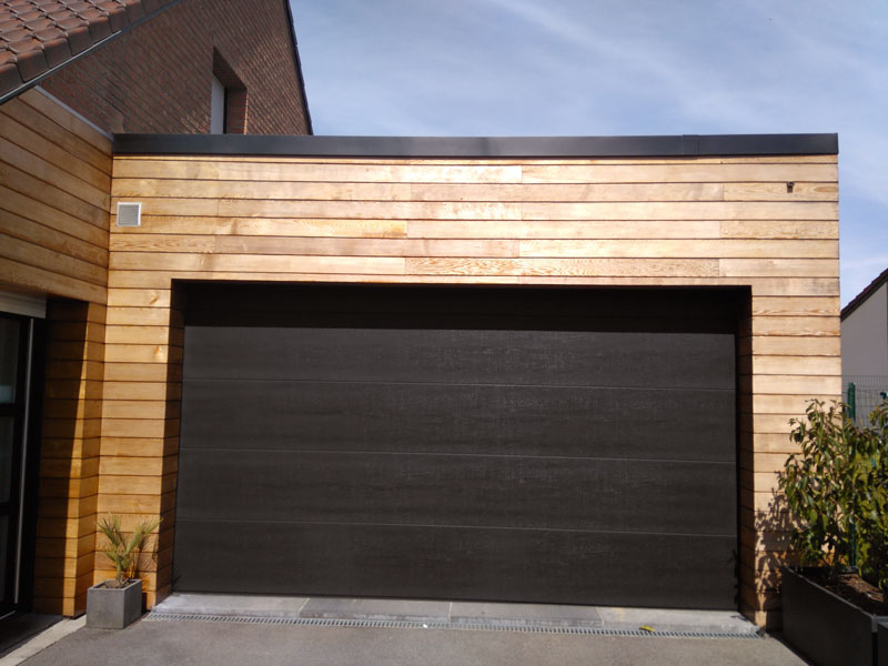 Rénovation peinture porte de garage en aluminium